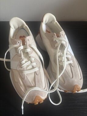 New Balance Women's 327 Shoes